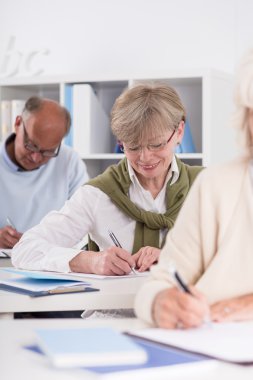 Çalışkan yaşlı öğrenci 