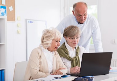 Dijital bir proje üzerinde çalışıyor