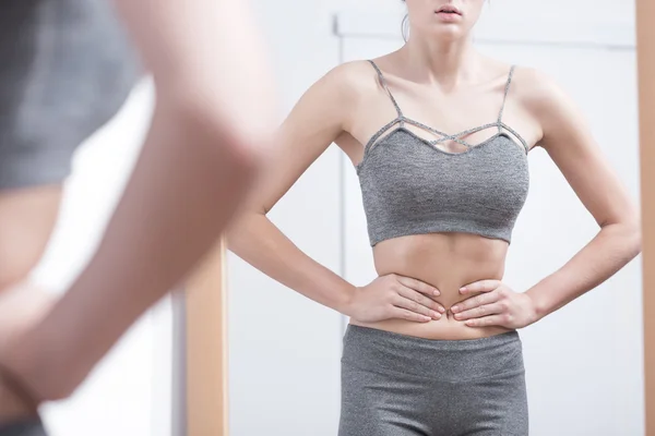 Kijken in spiegel — Stockfoto