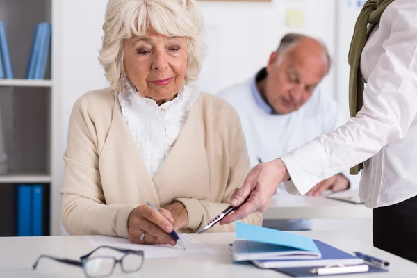 Helpende student te begrijpen — Stockfoto