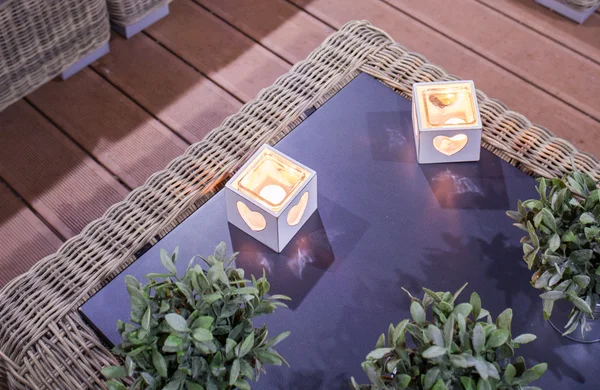 Elegantes candelabros en mesa de vidrio — Foto de Stock