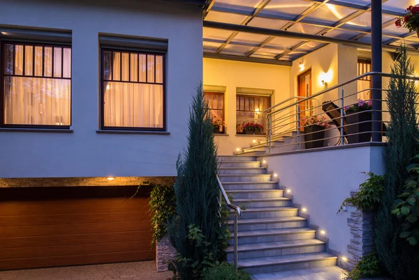 Modern huis met buiten trappen — Stockfoto