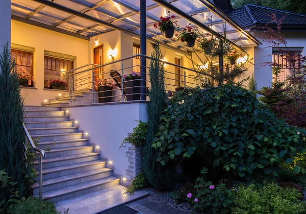 Haus mit Garten am Abend — Stockfoto