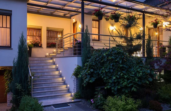 Casa contemporánea con terraza — Foto de Stock