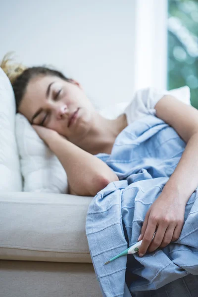 La donna ha la temperatura — Foto Stock