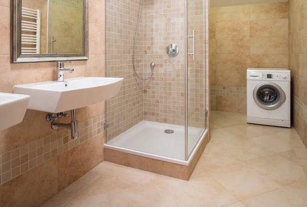 V moderní koupelně sprchovací — Stock fotografie
