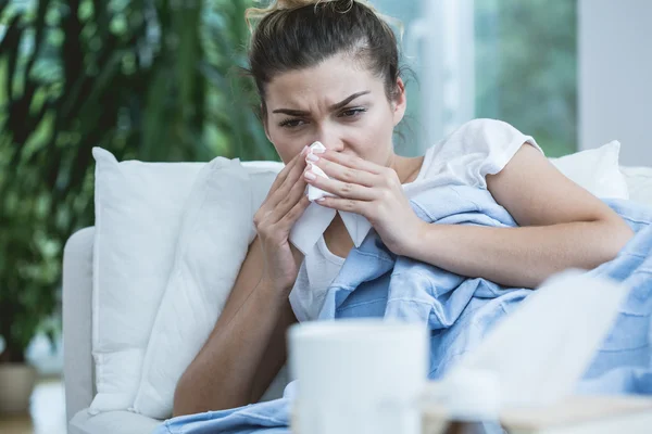Nemocná žena s rýma — Stock fotografie