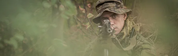 Soldado y arma — Foto de Stock