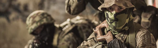 Katonák a harci ruhát egységes — Stock Fotó