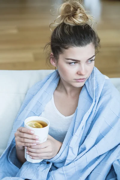 Mädchen und wärmender Tee — Stockfoto