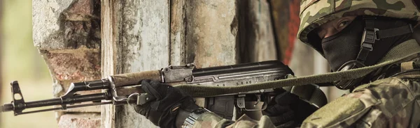 Soldado em uniforme de combate — Fotografia de Stock