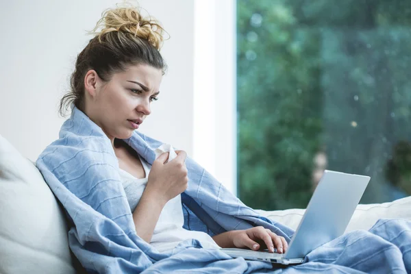 Nemocná žena a laptop — Stock fotografie