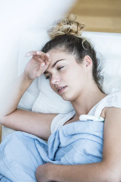 Mujer con náuseas matutinas — Foto de Stock