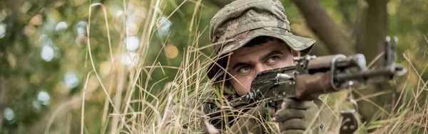 Soldado camuflado no chão — Fotografia de Stock