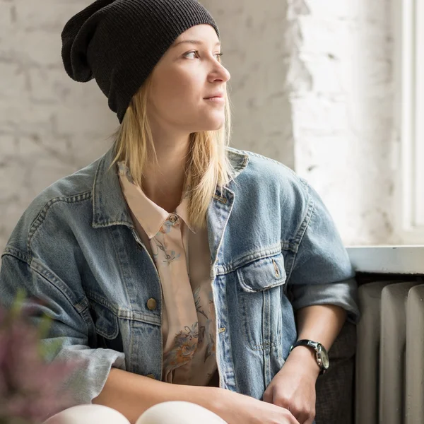 Hipster menina vestindo jaqueta jeans — Fotografia de Stock