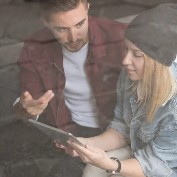 Paar schaut auf Tablet-Bildschirm — Stockfoto