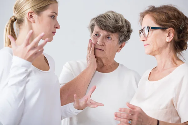 Ragazza parlando con la madre — Foto Stock