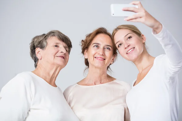 Família meninas tomando selfie — Fotografia de Stock