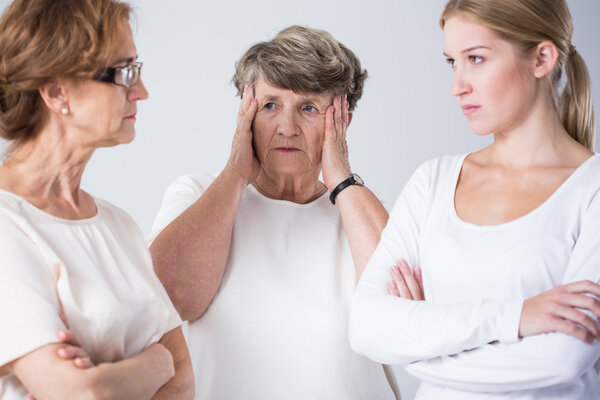 Спор между матерью и дочерью
