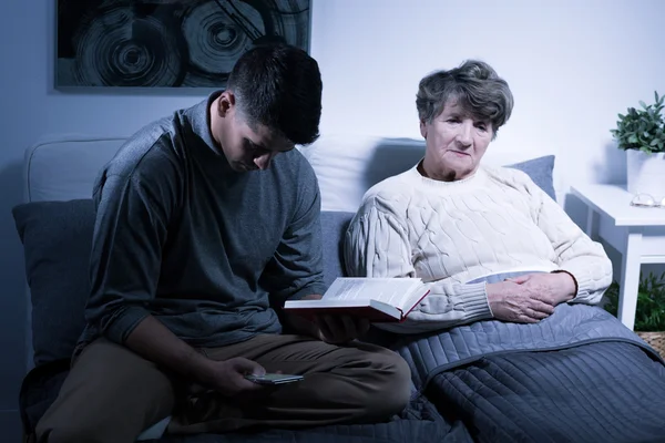 Nieto ocupado leyendo libro — Foto de Stock