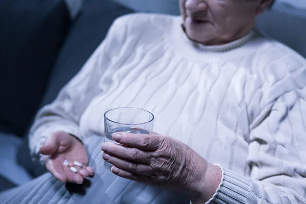 Mujer tomando pastillas —  Fotos de Stock