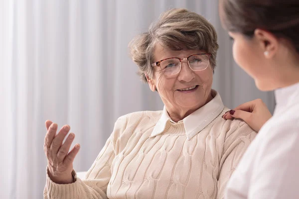 Signora e badante — Foto Stock