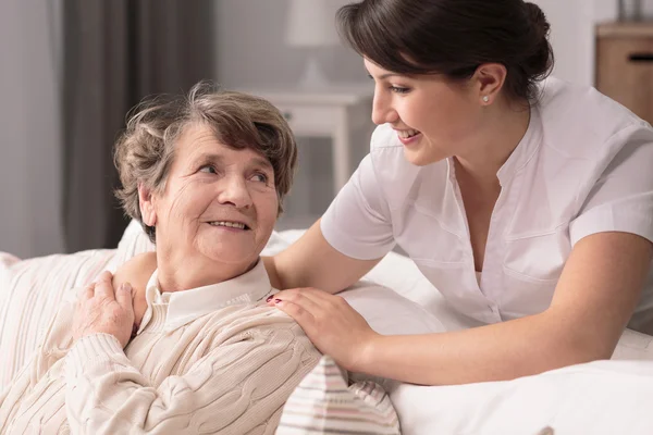 Giovane donna utile — Foto Stock