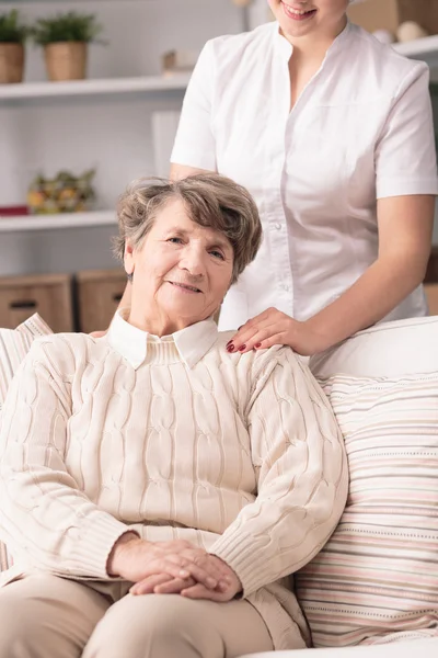 Vrouw in verpleeghuis — Stockfoto