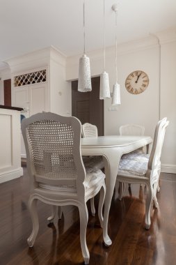 Dekoratif sandalye ve masa
