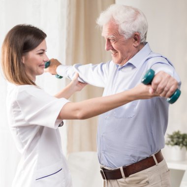 Fizyoterapist yardımcı oluyor