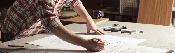 Mano del maestro durante el trabajo — Foto de Stock