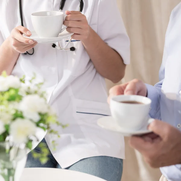 Medico e paziente bere caffè — Foto Stock