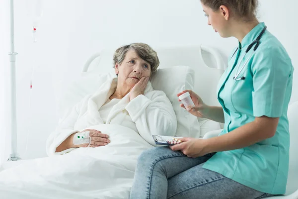 Médico prescribiendo las pastillas — Foto de Stock