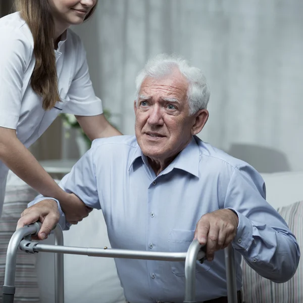 Mann mit Gehgestell — Stockfoto