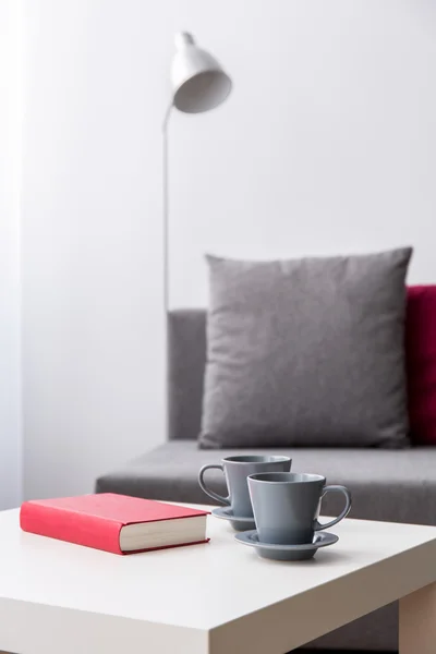 Rilassati con libro e tazza di tè — Foto Stock