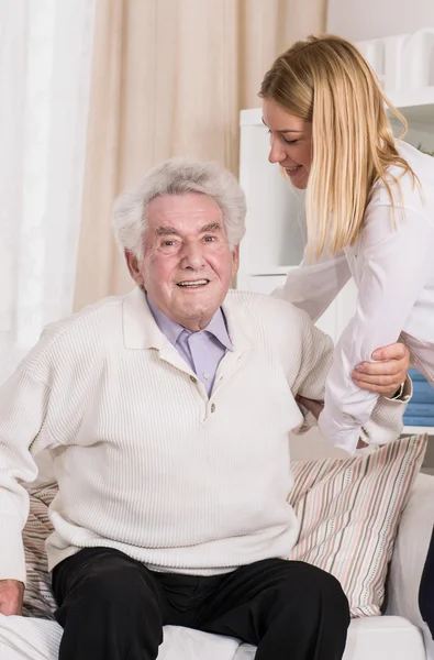 Sjuksköterska besökande patient hemma — Stockfoto