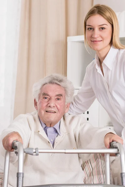 Paciente mayor con marco para caminar — Foto de Stock