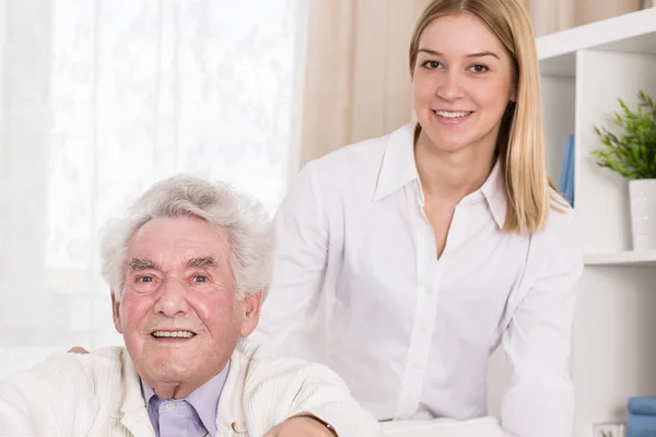 Jonge mantelzorger en haar patiënt — Stockfoto