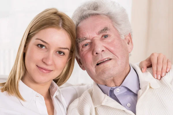 Junge Frau mit altem Mann — Stockfoto