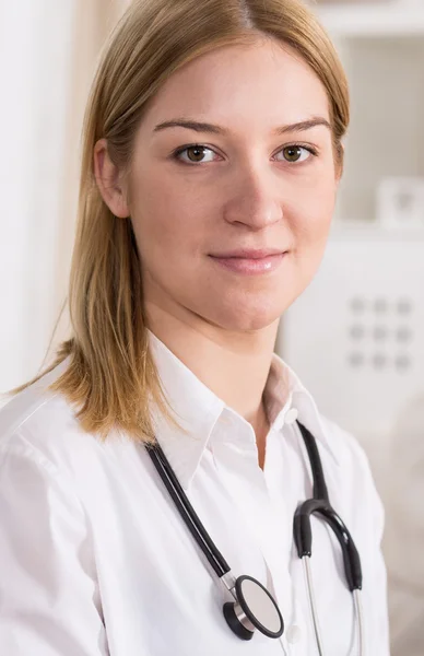 Médico jovem com estetoscópio — Fotografia de Stock