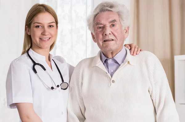 Kvinnliga läkare och hennes patient — Stockfoto