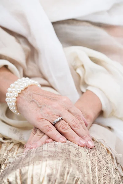 Pearls looks good on my hand — Stock Photo, Image