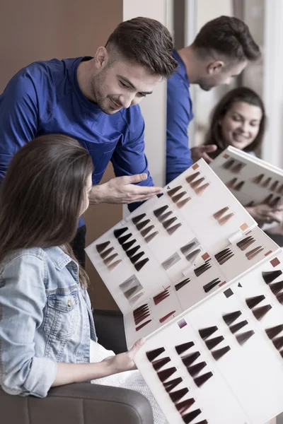 Friseur mit seiner Kundin — Stockfoto