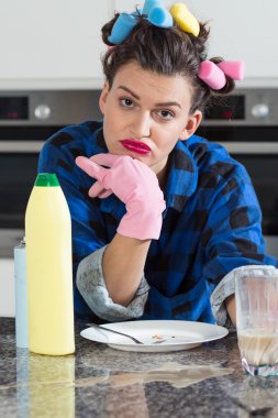 yorgun genç ev hanımı