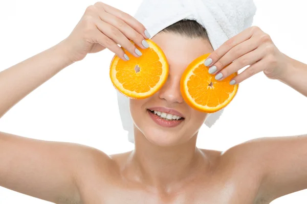 Mujer con rodajas de naranja — Foto de Stock