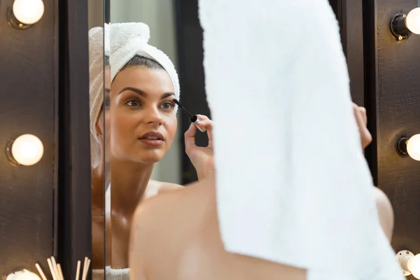 Mujer haciendo maquillaje de ojos —  Fotos de Stock