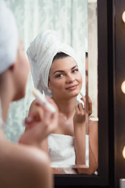 Frau mit Lippenbalsam — Stockfoto