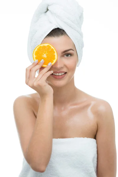 Mulher de beleza natural com laranja — Fotografia de Stock