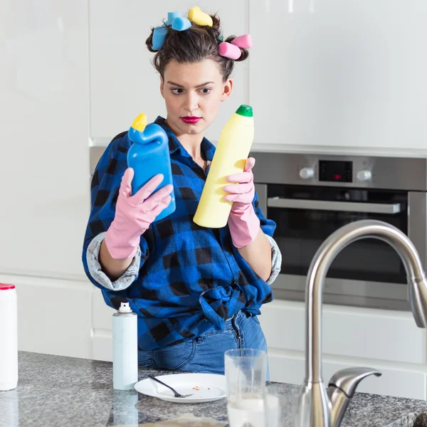 Donna che sceglie detergente per la pulizia — Foto Stock