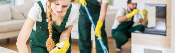 Trabajo en equipo en casa exuberante — Foto de Stock